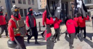 “feds!”-–-neo-nazi-wannabes-march-through-nashville-streets-waving-swastika-flags-(video)