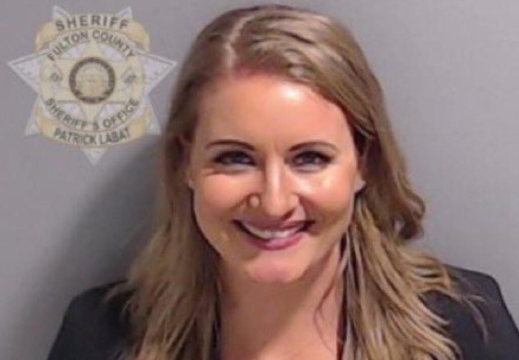 lawfare:-trump’s-former-lawyer-jenna-ellis-smiles-in-mugshot-–-bond-set-at-$100,000-|-the-gateway-pundit-|-by-cristina-laila