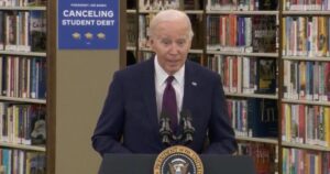 he’s-shot:-biden-loses-battle-with-teleprompter-after-his-brain-short-circuits-(video)