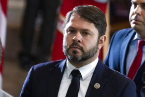 ‘mccain-syle-republicans’-choose-gallego-over-lake-in-arizona-senate:-poll-–-washington-examiner