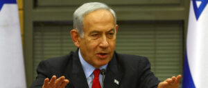fact-check:-video-of-benjamin-netanyahu-refusing-mic-from-arab-official-lacks-context