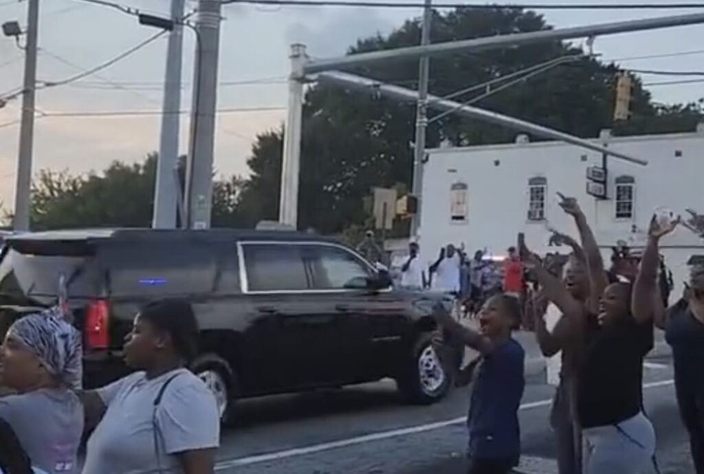 atlanta-residents-go-wild-and-scream-“free-trump”-as-his-motorcade-rolls-through-urban-neighborhoods-(video)-|-the-gateway-pundit-|-by-anthony-scott