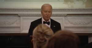 he’s-shot:-biden-malfunctions-at-black-tie-dinner-with-governors-(video)