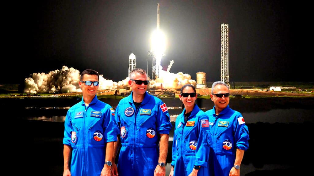 peace-in-space:-spacex-rocket-takes-4-astronauts-to-iss,-including-an-american-and-a-russian-|-the-gateway-pundit-|-by-paul-serran