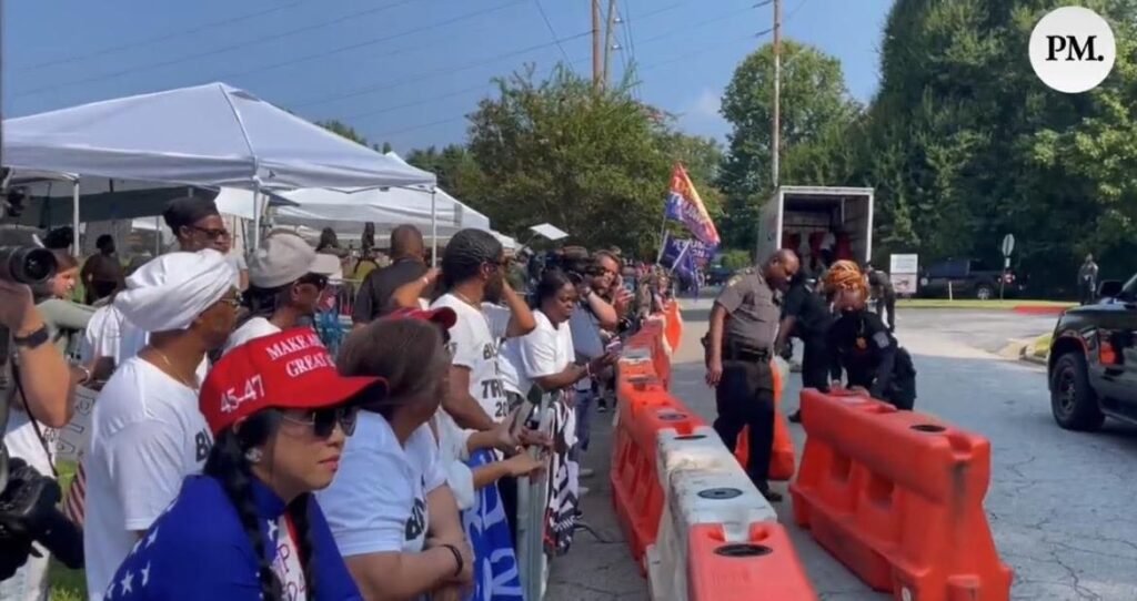 developing:-barriers-up-outside-fulton-county-jail-in-anticipation-of-president-trump’s-arrival-(video)-|-the-gateway-pundit-|-by-cristina-laila