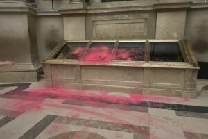 protesters-face-$50,000-fine-for-red-powder-attack-on-the-constitution