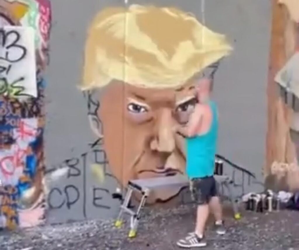 watch:-popular-atlanta-muralist-paints-giant-mural-of-trump’s-mugshot-|-the-gateway-pundit-|-by-cristina-laila