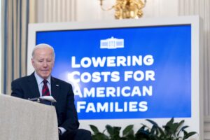biden-freezes-after-not-taking-questions-at-white-house-event-–-washington-examiner