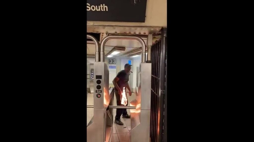 shocking-video:-man-lights-newspapers-on-fire-in-nyc-subway,-throws-them-at-random-strangers-—-even-kids-|-the-gateway-pundit-|-by-cassandra-macdonald