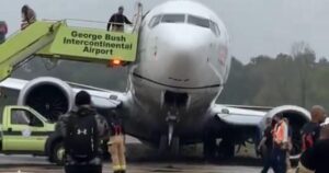 just-in:-united-airlines-boeing-737-max-8-suffers-gear-failure,-crashes-off-runway
