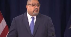 alvin-bragg-files-for-delay-in-trump’s-new-york-city-trial-|-the-gateway-pundit-|-by-kristinn-taylor