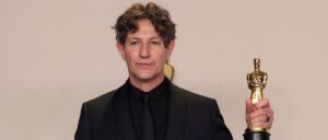 fact-check:-no,-jonathan-glazer-did-not-‘refute-his-jewishness’-at-the-oscars