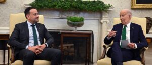 biden-cheat-cards-show-irish-prime-minister,-officials’-faces-and-how-to-pronounce-their-names