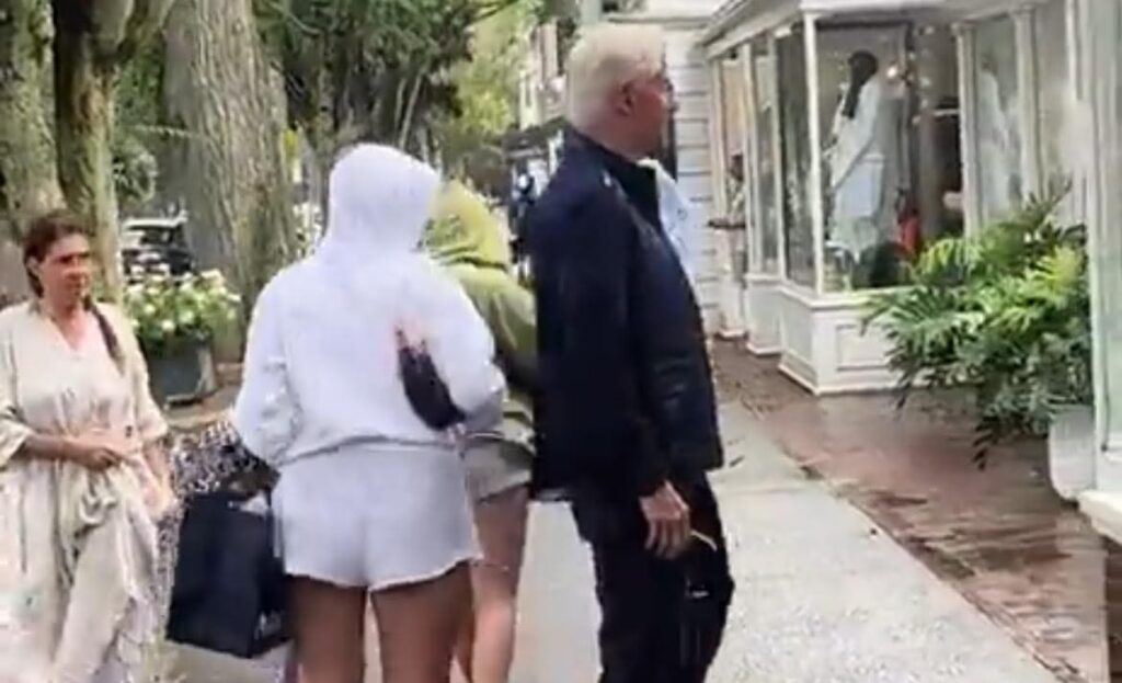 bill-clinton-walks-down-the-street-in-east-hampton…-and-nobody-pays-attention-to-him-(video)-|-the-gateway-pundit-|-by-cristina-laila