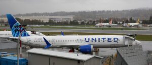 united-airlines-boeing-737-panel-falls-off-during-flight
