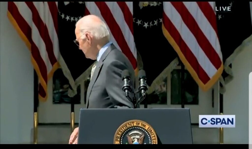 “why-are-so-many-americans-living-paycheck-to-paycheck!?”-–-biden-turns-his-back-on-reporters-after-he-drops-nuke-on-economy-(video)-|-the-gateway-pundit-|-by-david-greyson