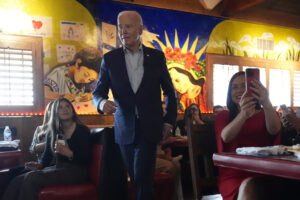 biden-stumps-for-latino-votes-at-phoenix-mexican-restaurant:-‘i-need-you-badly’-–-washington-examiner