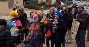 watch:-literal-‘queer’-clowns-show-up-to-protest-tpusa-event-featuring-candace-owens
