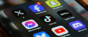 gov.-ron-desantis-signs-bill-banning-kids-under-14-from-social-media