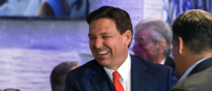 judge-hands-desantis-legal-win-in-lawsuit-over-martha’s-vineyard-migrant-flights