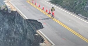 california-highway-1-collapses-leaving-2,000-tourists-stranded