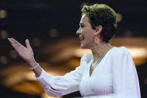 kari-lake-raises-record-haul-at-mar-a-lago-fundraiser-–-washington-examiner