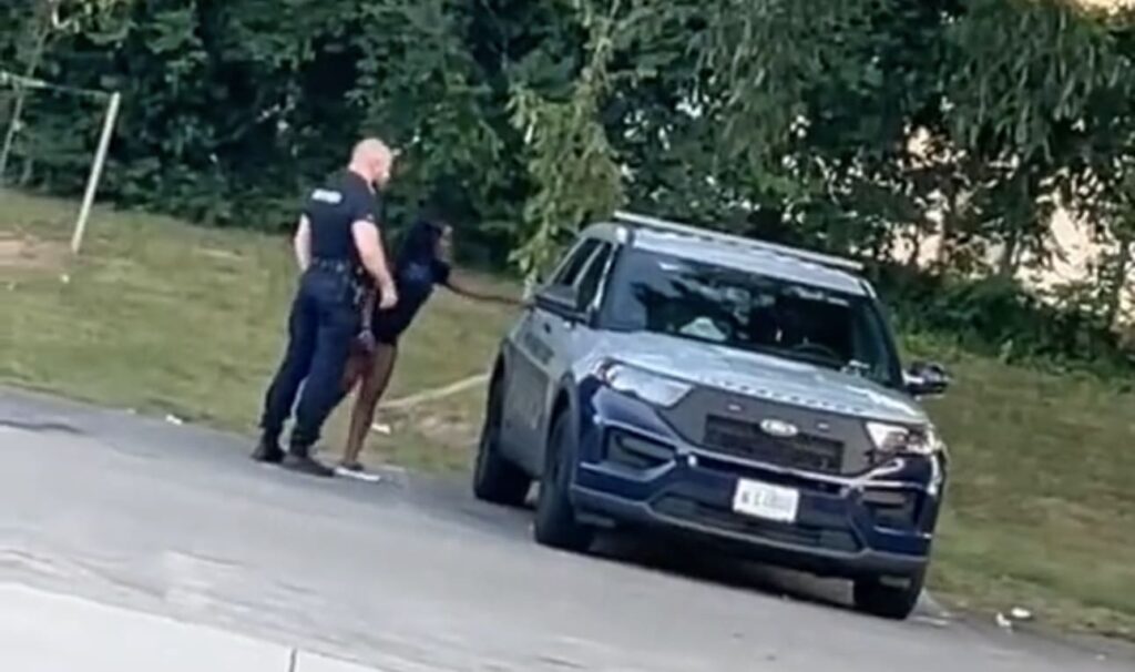 developing:-maryland-police-officer-suspended-after-viral-video-shows-him-enter-police-cruiser-with-woman-(video)-|-the-gateway-pundit-|-by-jordan-conradson