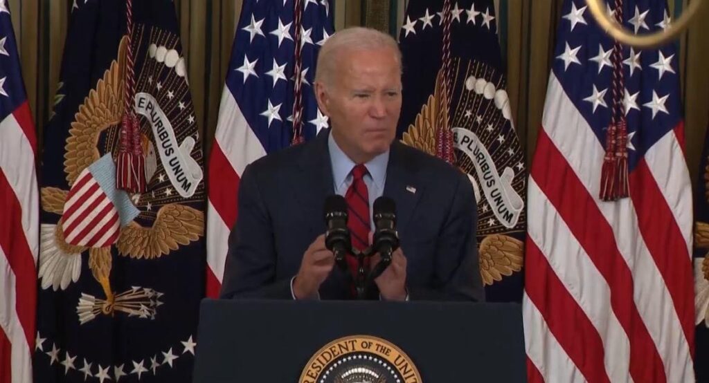 biden-goes-off-script-again:-they-keep-telling-me…-i-gotta-keep-wearing-a-mask,-but-don’t-tell-them-i-didn’t-have-it-on-when-i-walked-in-(video)-|-the-gateway-pundit-|-by-cristina-laila