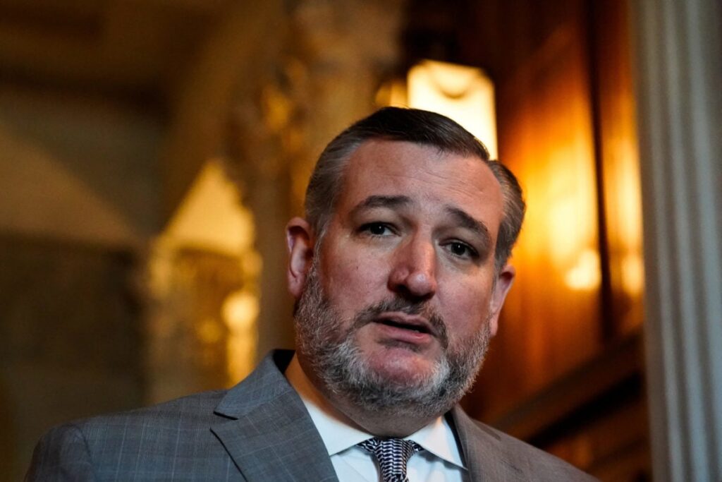 fact-check:-does-this-video-show-ted-cruz-messing-up-the-pledge-of-allegiance?