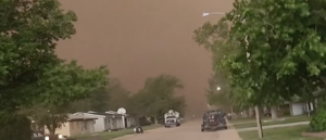 intense-video-captures-moment-giant-dust-storm-sweeps-through-kansas