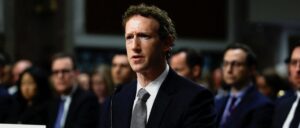 fact-check:-is-this-authentic-image-of-elon-musk-and-mark-zuckerberg-cuddling?