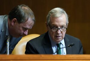 senate-democrats-at-odds-over-how-to-investigate-alito’s-upside-down-flag-–-washington-examiner