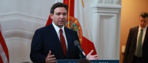 trump-appointed-judge-temporarily-blocks-florida’s-anti-illegal-immigrant-transportation-law