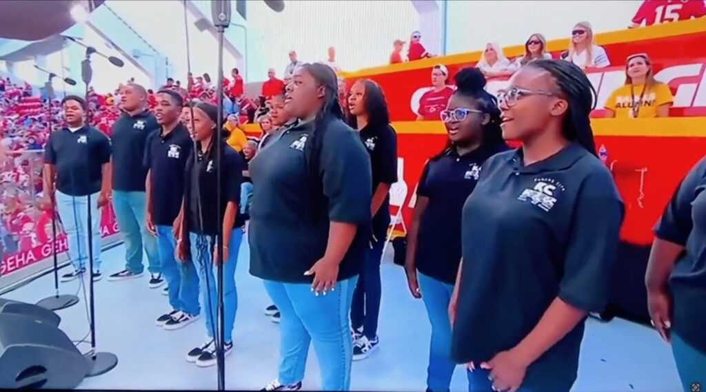 watch:-kansas-city-chiefs-fans-rain-down-boos-after-the-nfl-plays-the-“black-national-anthem”-before-the-real-national-anthem-|-the-gateway-pundit-|-by-cullen-linebarger