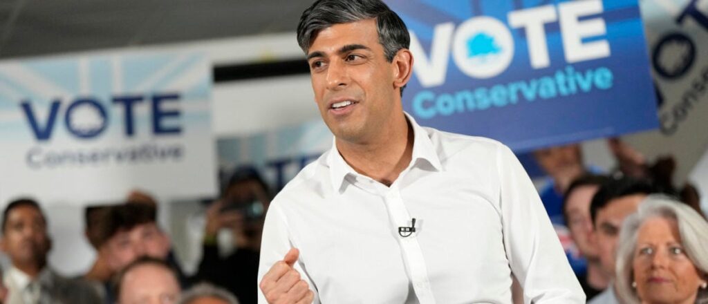 fact-check:-image-purporting-to-show-rishi-sunak-standing-in-front-of-‘moron’-sign-is-altered