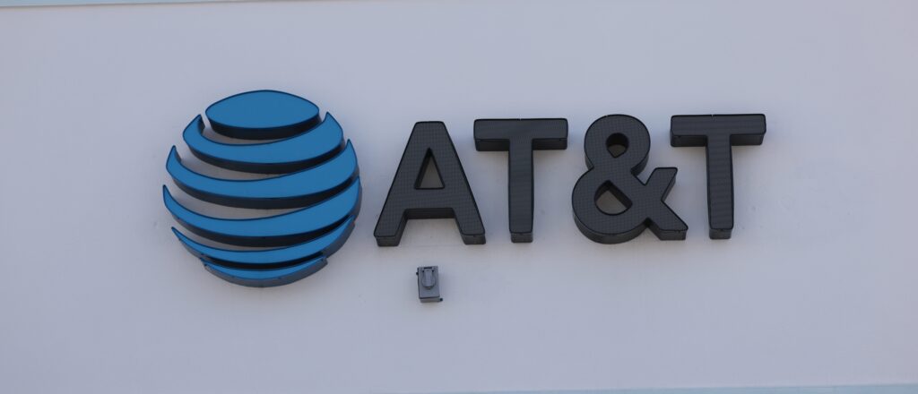 at&t-faces-nationwide-service-issues,-911-remains-operational