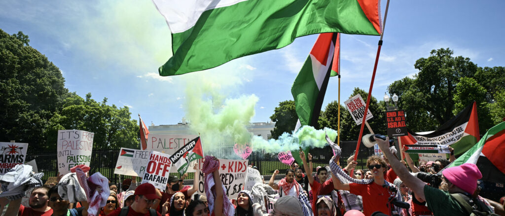 pro-palestinian-protesters-vandalize-statues-outside-white-house-during-massive-protest