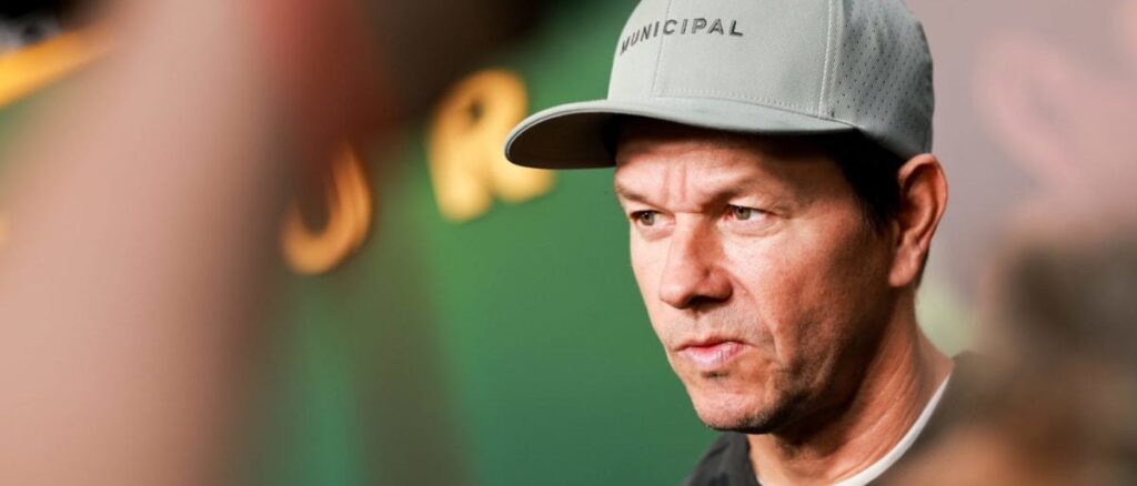 fact-check:-does-this-image-show-mark-wahlberg-with-an-anti-anthony-fauci-shirt?